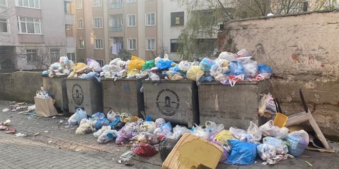 Grev yapan işçilerle belediye görevlileri arasında çöp toplama gerginliği