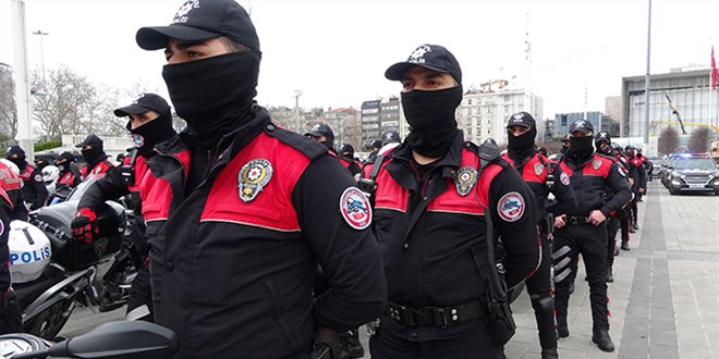 İstanbul polisinden gövde gösterisi: Turistler hayranlıkla izledi
