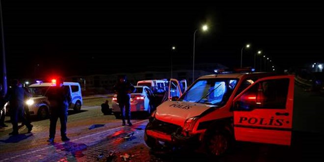 'Dur' ihtarına uymayan sürücü, otomobiliyle polis aracına çarpınca yakalandı