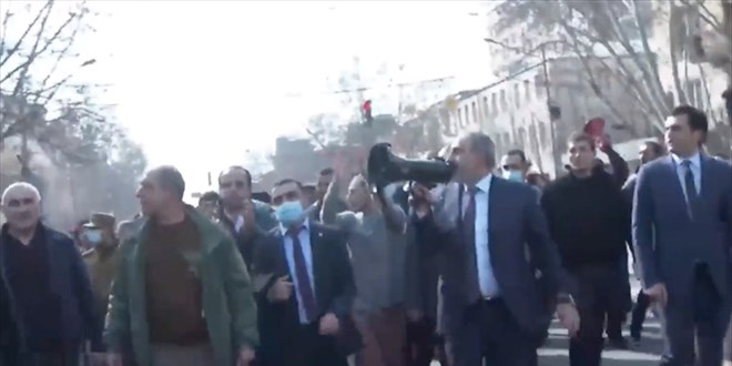 Ermenistan'da ordunun istifa bildirisi sonrası meydanlar hareketlendi