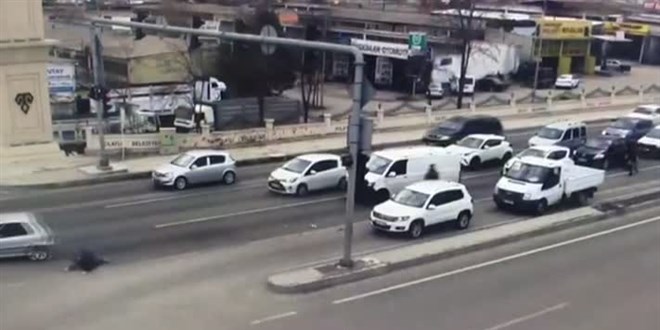 'Dur' ihtarına uymadı, durdurmaya çalışan polise çarparak yaraladı