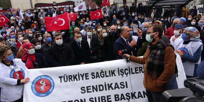 Kırmızı alarmın verildiği ilde, sağlık çalışanları sosyal mesafeyi hiçe saydı