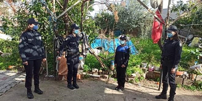 Adana'da 12 ya��ndaki �ocu�un polis olma hayali bir g�nl���ne ger�ekle�tirildi