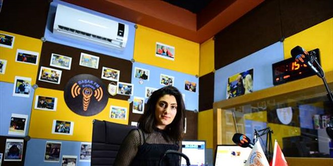 Gönüllü öğretmenler, radyodan öğrencilerine ders anlatıyor