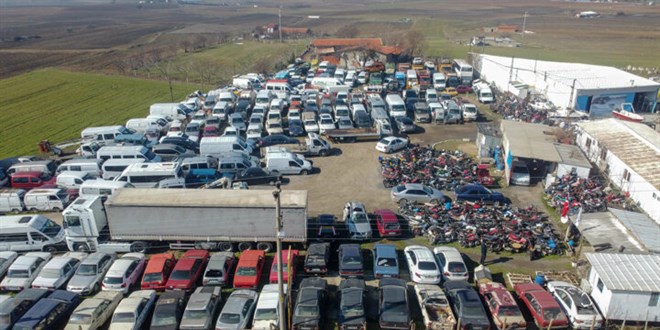 Parkta çürüyen araçlardan yer kalmadı: Ekonomiye kazandırılmak için bekliyor