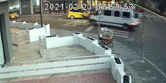 Ters yöne giren midibüs, anaokulu öğretmenine çarptı