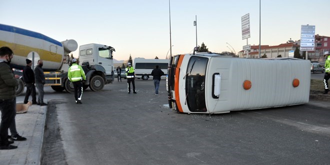 Beton mikseri ile minib�s �arp��t�: S�r�c�lerden biri alkoll�, di�eri ehliyetsiz ��kt�