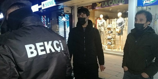 Kısıtlamayı delip maskesiz yakalandılar: Çekirdek çitliyorduk