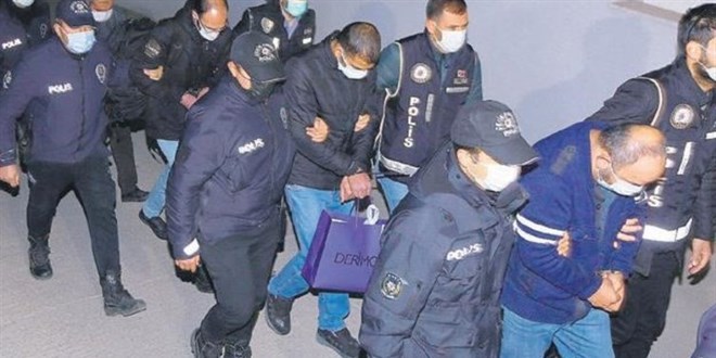 Rüşveti gönderirken üzerine 'zehir zıkkım olsun' yazdı