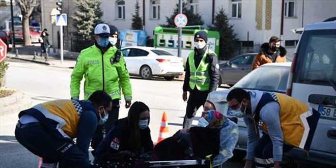 Sivas'ta hamile eşini otomobille hastaneye götürürken kaza yaptı