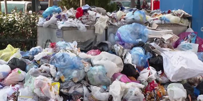 Maltepe'de grev nedeniyle sokaklardaki çöpler 5 gündür toplanmıyor