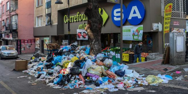 İBB, çöpleri toplamaya başladı. Sendika 'grev kırıcı' dedi