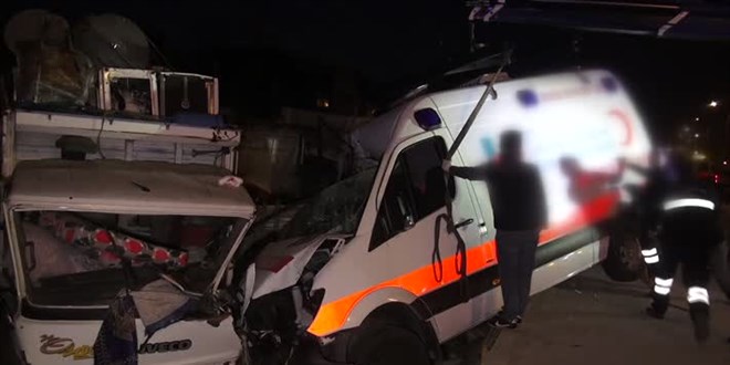 Ambulans park halindeki kamyonlara çarptı: 3 sağlık çalışanı yaralı