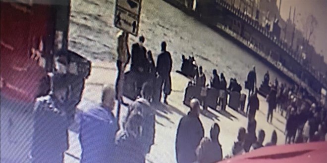 Genç kıza dehşeti yaşatan kapkaççıya meydan dayağı