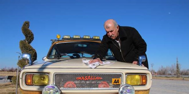 Evladı gibi gördüğü Anadol otomobiline gözü gibi bakıyor