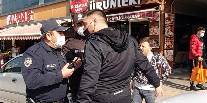 Kısıtlamaya uymadı, ceza yazılınca polisin üzerine yürüdü