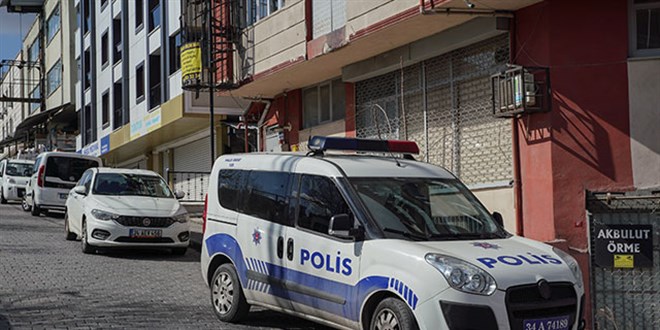 Polis babasının silahıyla oynayan çocuk kendisini vurdu