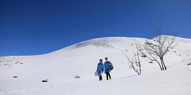 Karlı yolları aşarak yaşlılara Kovid-19 aşısı yapıyorlar