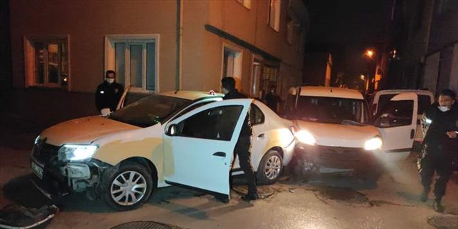 'Dur' ihtarına uymayan sürücünün aracı duvara ve polis aracına çarptı