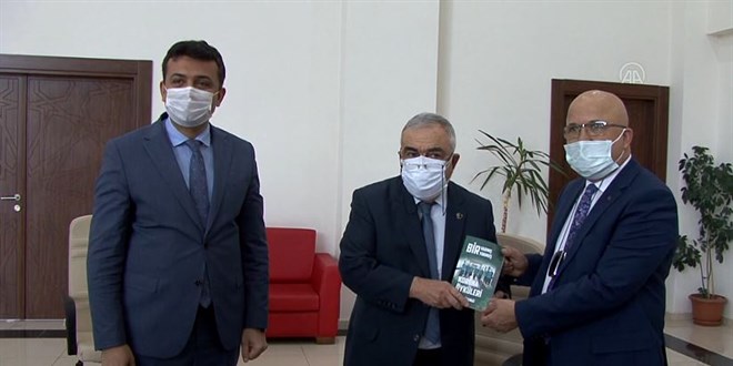 Emekli öğretmen, koronavirüs mücadelesinin kitabını yazdı