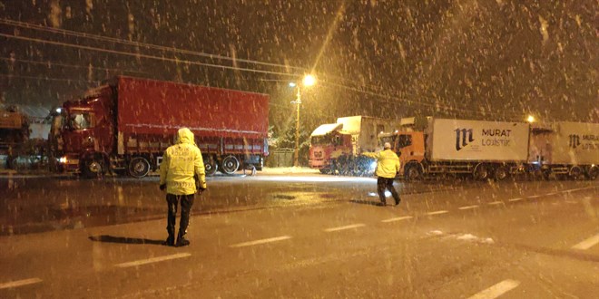 Kar geri geldi! Konya- Antalya kara yolu çekici ve tır geçişlerine kapatıldı