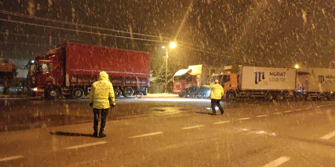 Kar geri geldi! Konya- Antalya kara yolu ekici ve tr geilerine kapatld