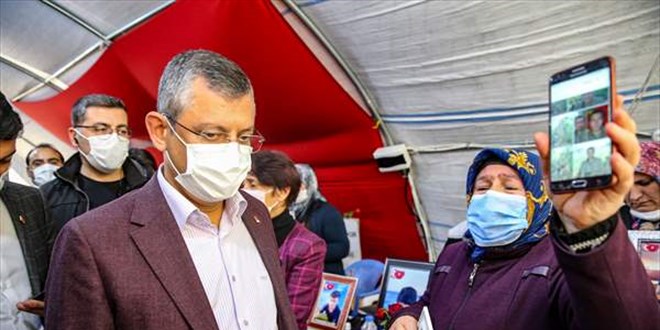 Evlat nöbeti tutan ailelerden CHP'li heyete 'HDP'den desteğinizi çekin' çağrısı