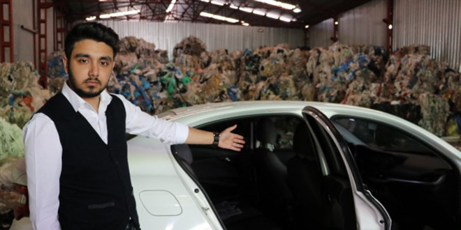 Sıfır otomobilin 2 kapısı değişmiş, direği boyalı çıktı