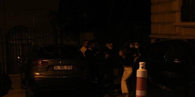 Sevgilisini bıçaklayan kadın, ambulansa giderken de tekmeledi