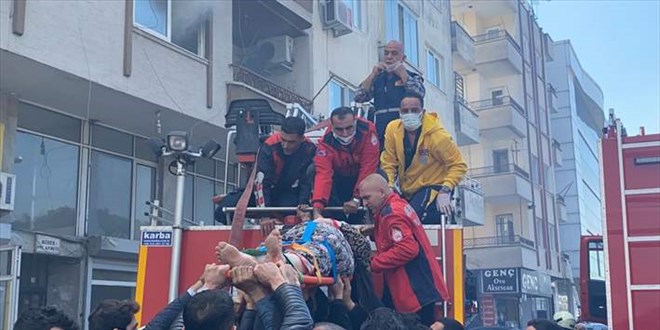5 katlı apartmanda yangın çıktı: 7 kişi kurtarıldı