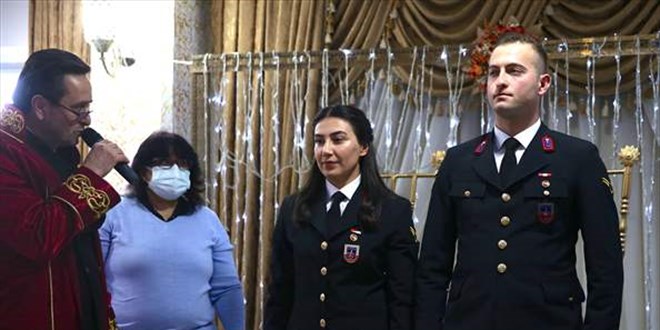 Asker çift üniformayla dünyaevine girdi