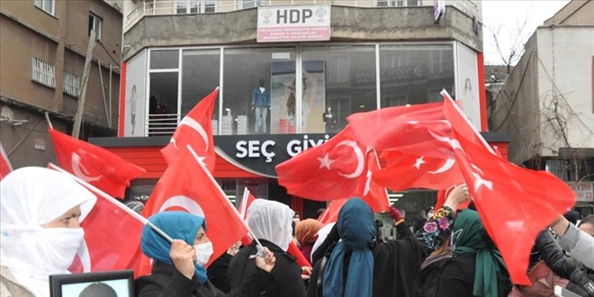 Terr maduru aileler HDP l binas nnde eylem yapt
