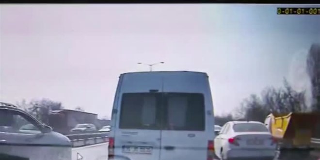 Küçükçekmece'de drift atan otomobilin sürücüsü kaza yaptı