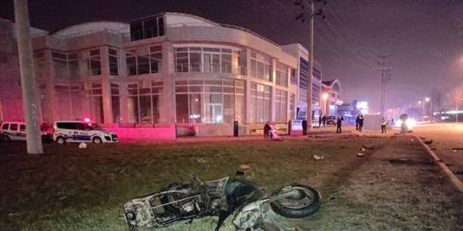 Sipariş götüren motosikletli kurye trafik kazasında hayatını kaybetti