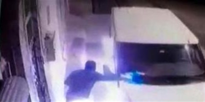 Şanlıurfa'da minibüsün kundaklanması güvenlik kamerasında