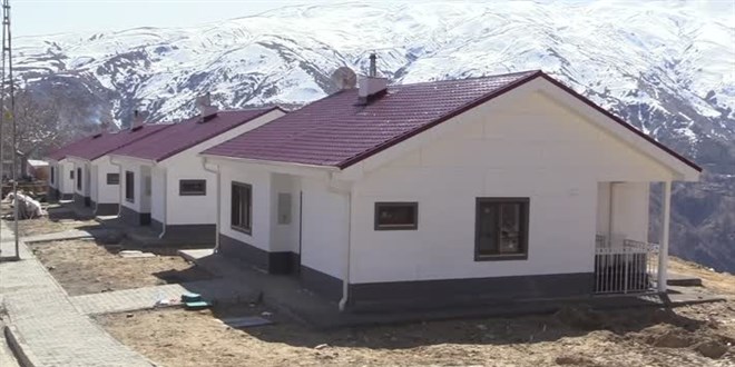 Malatya'da mezrada yaşayan depremzedelere villa konforunda köy evi