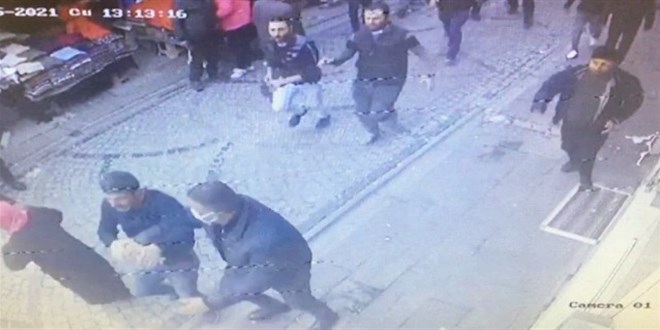 Akraba olan esnaflar müşteri için kavga etti: 1 yaralı