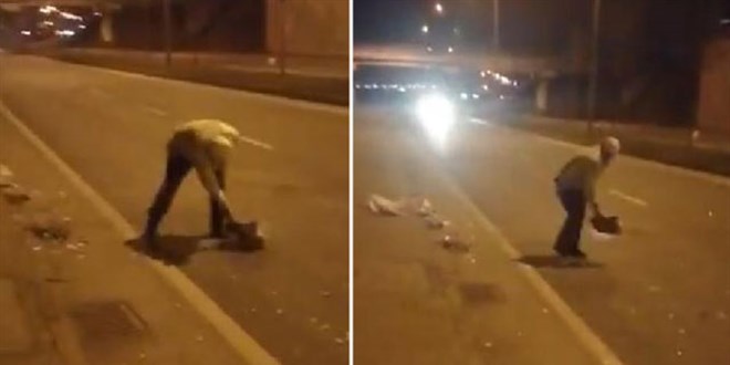 Elindeki kartonla yoldaki atıkları süpüren polise övgü