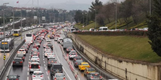 İstanbul'da pazar kısıtlamasına saatler kala trafik yoğunluğu
