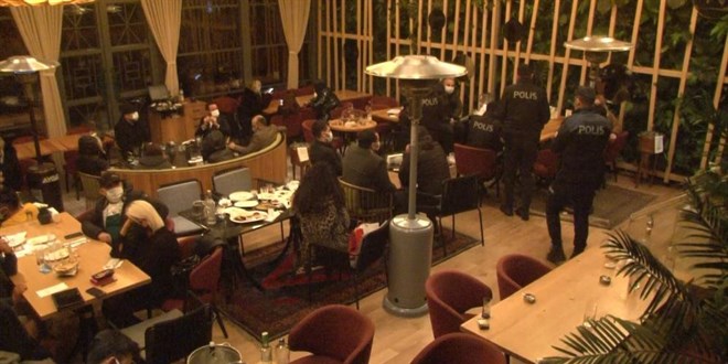 Virüse rağmen gece açık olan ünlü restorana polis baskını