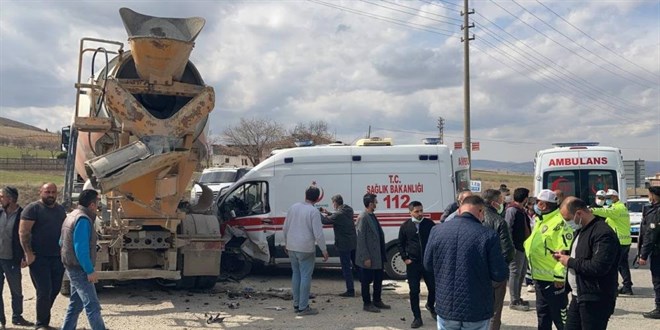 Yaralıları taşıyan ambulans, beton mikserine çaptı: 3'ü sağlıkçı 5 yaralı