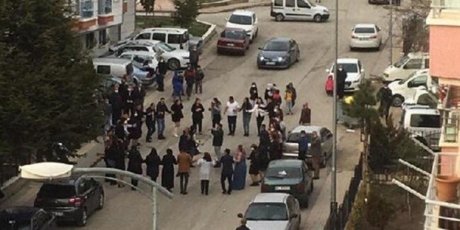 Koronavir�s tedbirlerini hi�e say�p, yol ortas�nda halay �ektiler