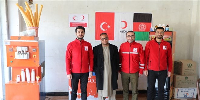 Türk Kızılay ülkesine dönen Afganlara iş imkanı sağlıyor