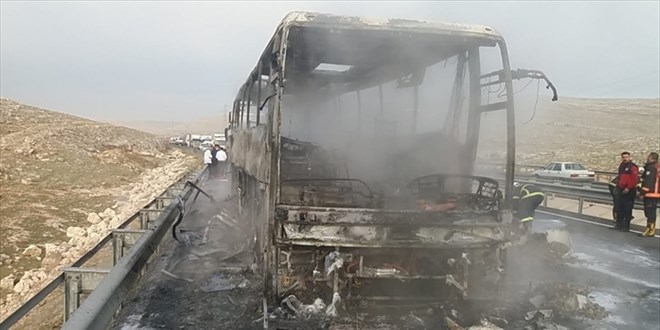 anlurfa'da seyir halindeki yolcu otobs yand