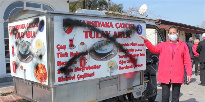 Ekmeğinin peşinde olan kadının seyyar aracına çirkin saldırı