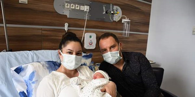 Koronay� yenen G�l�ah hem�ire, anne olman�n mutlulu�unu ya�ad�