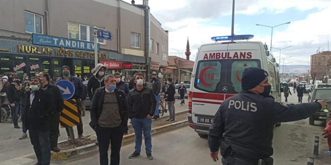 Virüsü unuttular yangını seyretmek için toplandılar