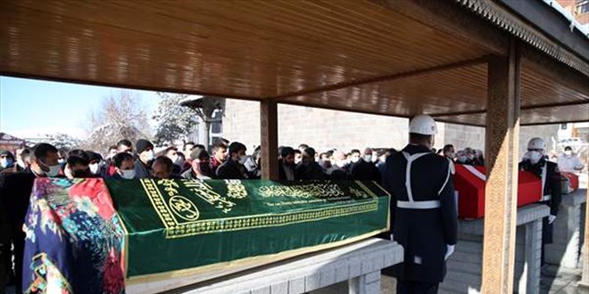 Trafik kazasında yaşamını yitiren uzman çavuş, eşi ve çocuğu toprağa verildi