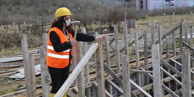 İnşaat işçisi Gül Öztürk, erkek meslektaşlarına taş çıkartıyor