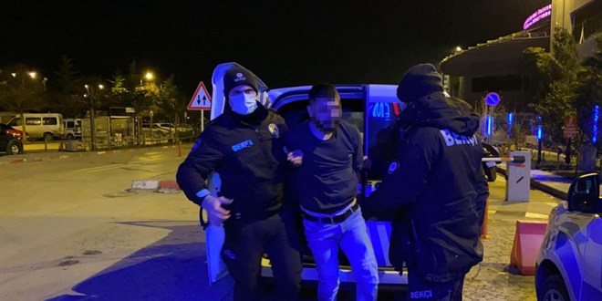 Kısıtlamayı ihlal edip, işlem yapan bekçiye kafa attı